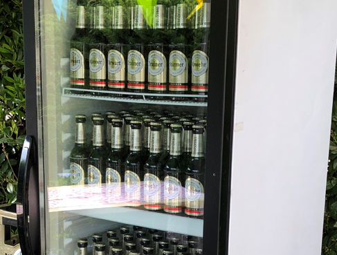 Glaskühlschrank für kalte Getränke auf der Hochzeit
